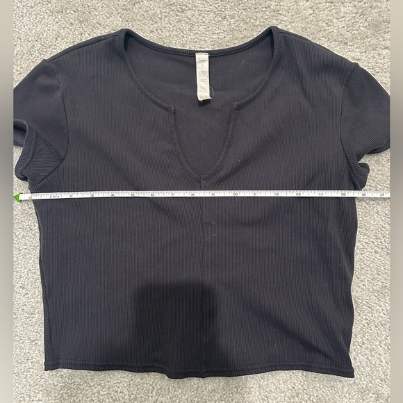 ALO Yoga Black Ribbed Short Sleeve Cropped Top - Picture 4 of 6